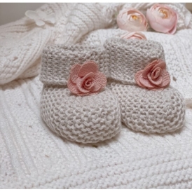 Sweterkowe buciki skarpetki Blossoms (beżowe +kwiatuszek pudrowy)