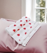Koc muślinowy kreszowany koronka 100x75 (czerwone serduszka)