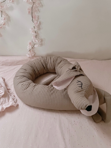 Ochraniacz do łóżeczka, poduszka ozdobna, przytulanka PIESEK (brąz +pudrowy róż)