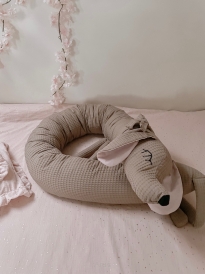 Ochraniacz do łóżeczka, poduszka ozdobna, przytulanka PIESEK (brąz +pudrowy róż)