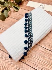 Okrycie kąpielowe wafelek bawełniane 100x100 BOHO white pompons dark blue