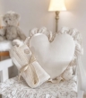Poduszka dekoracyjna, poduszka ozdobna SERCE z koronkową falbanką (latte) - 5