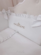 Ochraniacz do łóżeczka z falbanką i kokardkami biały ze złotym - 7