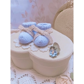 Sweterkowe buciki skarpetki z koronką (pastelowy niebieski)