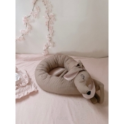 Ochraniacz do łóżeczka, poduszka ozdobna, przytulanka PIESEK (brąz +dzika róża)