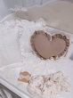 Poduszka dekoracyjna, poduszka ozdobna SERCE z koronkową falbanką (karmel) - 3
