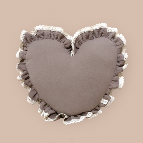 Poduszka dekoracyjna, poduszka ozdobna SERCE z koronkową falbanką (karmel)