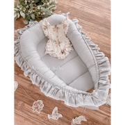 Kokon gniazdko otulacz z falbanką i koronka (popiel)