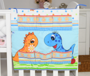 Przybornik na łóżeczko (niebieskie dinusie)