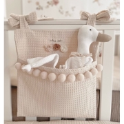 Przybornik na łóżeczko z falbanką "Lovely line" (pompony kwiatki jasny bez)