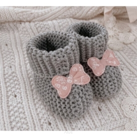 Sweterkowe buciki skarpetki Blossoms (szare +pudrowa kokardka)