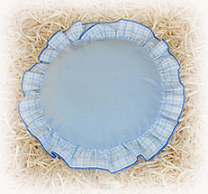 Cuddly round pillow with frill