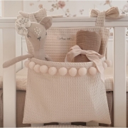 Przybornik na łóżeczko z falbanką "Lovely line" (pompony jasny bez)