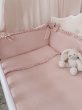 Ochraniacz do łóżeczka z falbanką i kokardkami róż pudrowy - 3