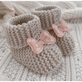 Sweterkowe buciki skarpetki Blossoms (beżowe +pudrowa kokardka)