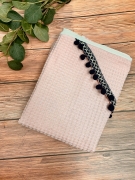 Okrycie kąpielowe wafelek bawełniane 100x100 BOHO powder pink pompons dark blue