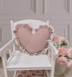 Poduszka dekoracyjna, poduszka ozdobna SERCE z koronkową falbanką (róż pudrowy) - 2