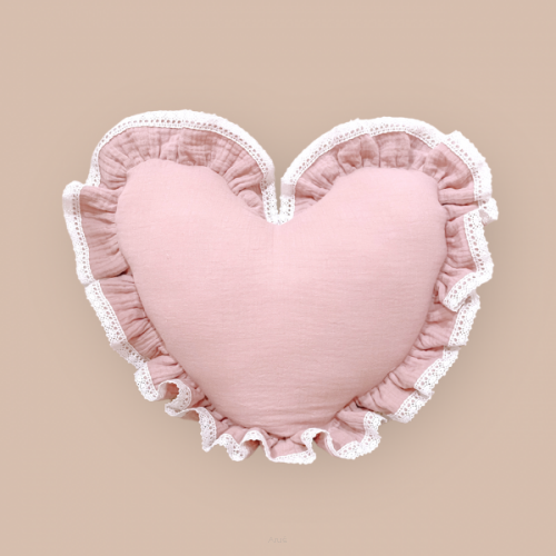 Poduszka dekoracyjna, poduszka ozdobna SERCE z koronkową falbanką (róż pudrowy)