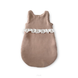 Śpiworek niemowlęcy do spania muślinowy ocieplany (toffee z falbanka)