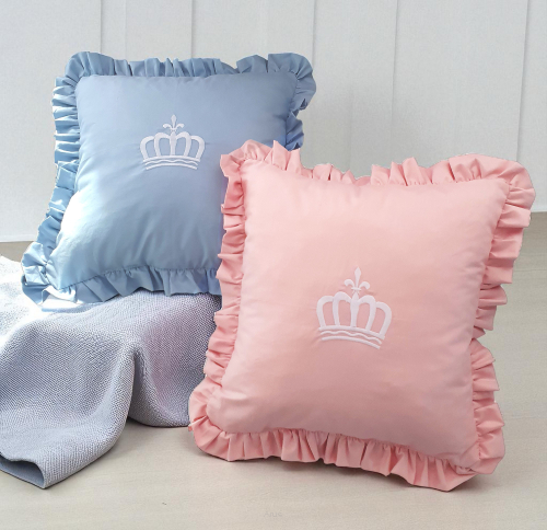 Poduszka ozdobna z falbanką i haftem - pastelowa do salonu, sypialni, pokoju dziecięcego