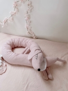 Ochraniacz do łóżeczka, poduszka ozdobna, przytulanka PIESEK (pudrowy róż +gwiazdki)