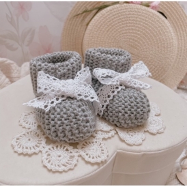 Sweterkowe buciki skarpetki Blossoms (szare +biała koronka)