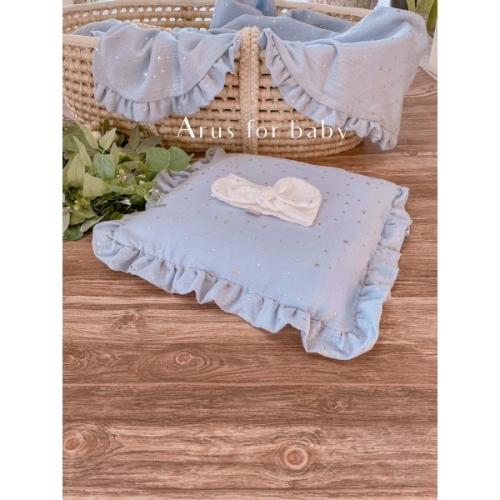 Poduszka z poszewką z falbanka 40x40 ECO muślinowa (gwiazdki na niebieskim))