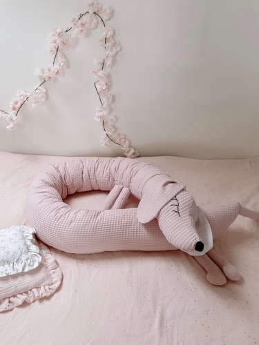 Ochraniacz do łóżeczka, poduszka ozdobna, przytulanka PIESEK (pudrowy róż +kropki)