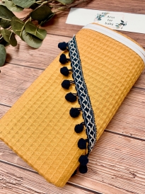 Okrycie kąpielowe wafelek bawełniane 100x100 BOHO mustard pompons dark blue