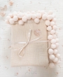 Koc muślinowy 100x75 (waniliowy beż +beżowe pompony) - 2