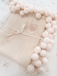 Koc muślinowy 100x75 (waniliowy beż +beżowe pompony) - 3