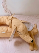 Ochraniacz do łóżeczka, poduszka ozdobna, przytulanka PIESEK (musztarda +listki)