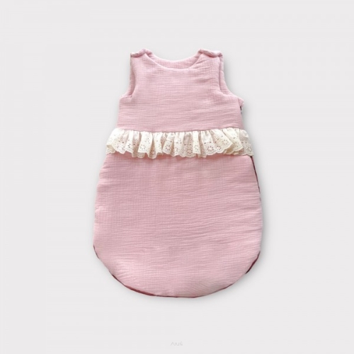 Śpiworek niemowlęcy do spania muślinowy ocieplany (pudrowy róż z falbanką)